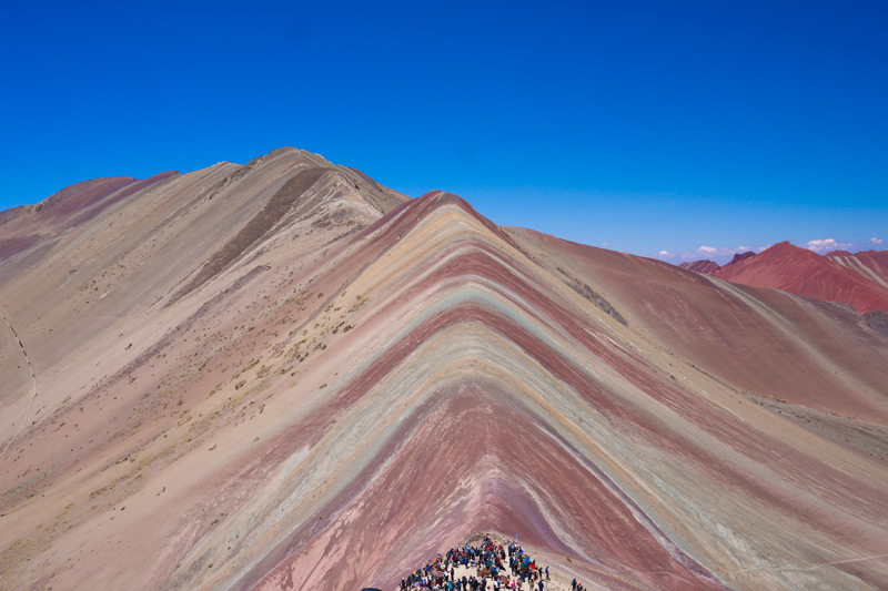 Turistas en la Montaña de Colores
