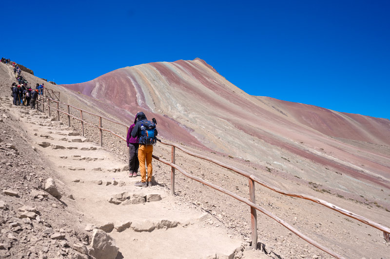 Turistas subiendo a la Montaña de Colores