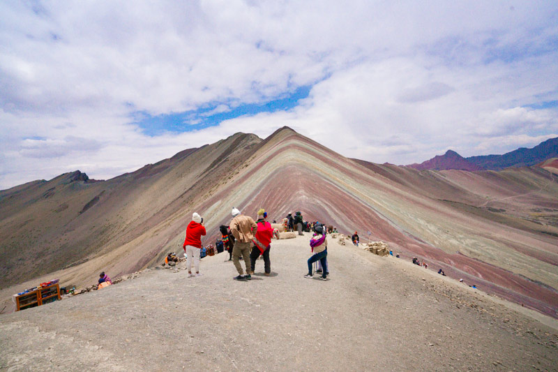 Turistas en la Montaña de Colores