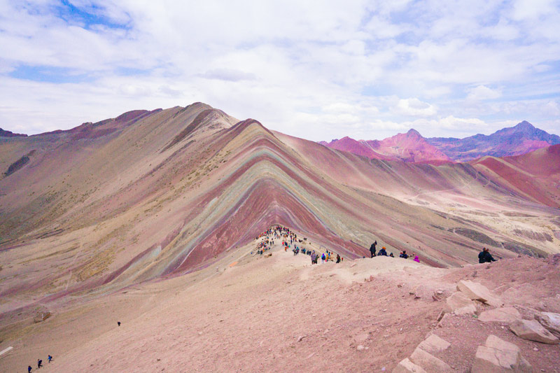 Turistas en la Montaña de Colores