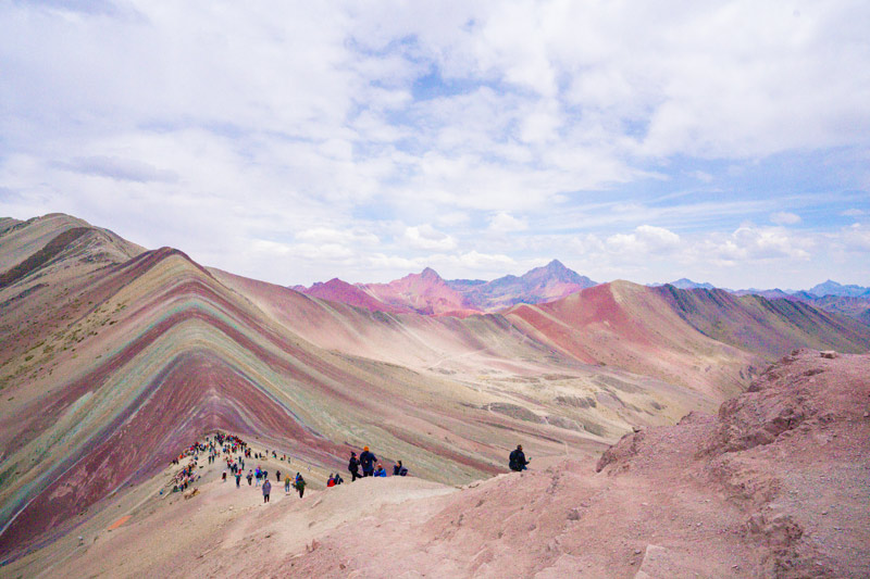 Turistas en la Montaña de Colores