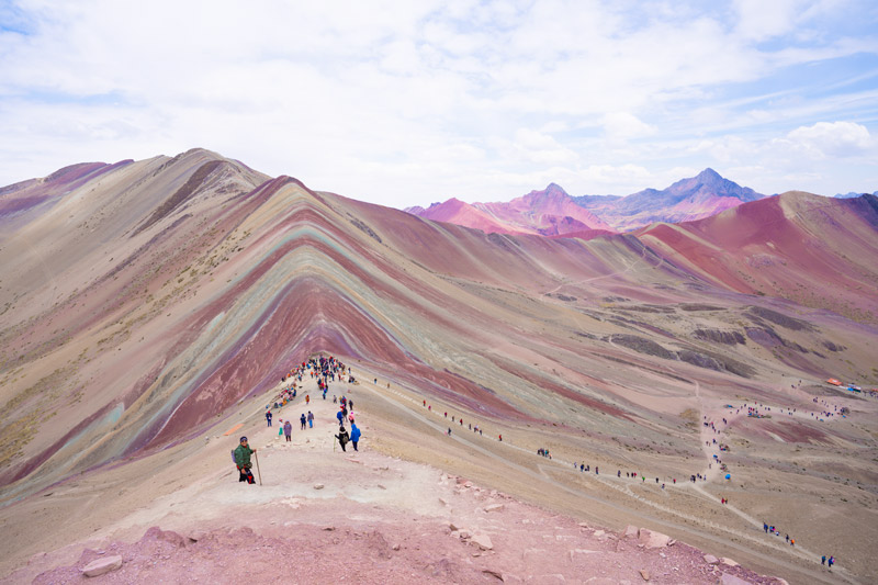 Turistas en la Montaña de Colores