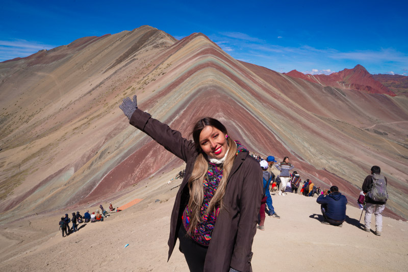 Turista en la Montaña de Colores
