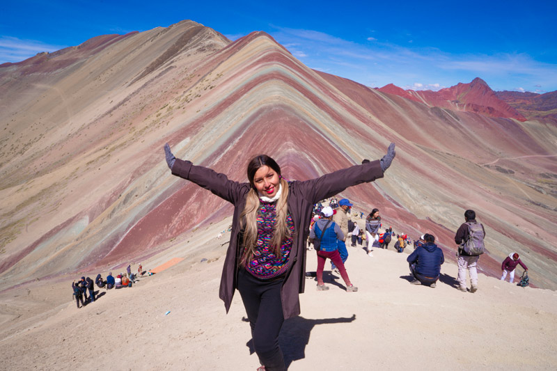 Turista en la Montaña de Colores
