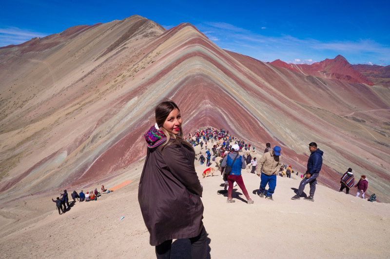 Turista en la Montaña de Colores