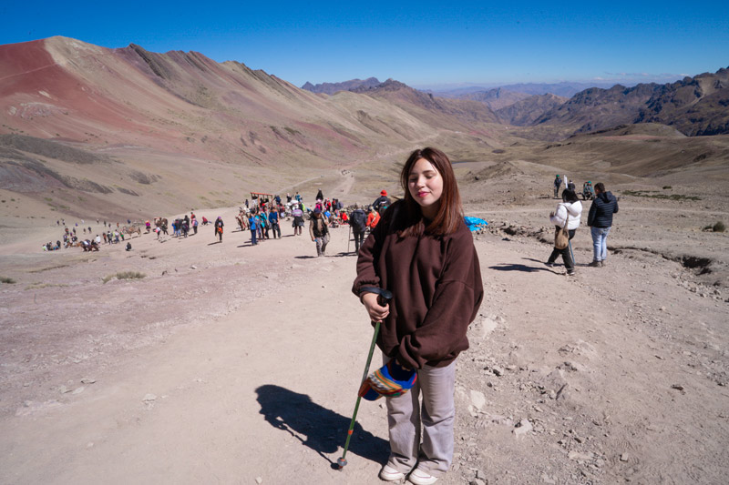 Turista en la Montaña de Colores