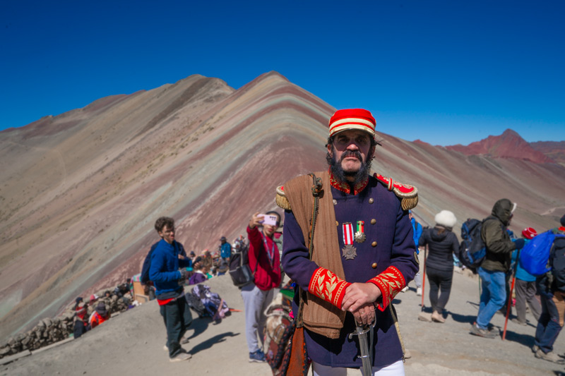 Turista en la Montaña de Colores