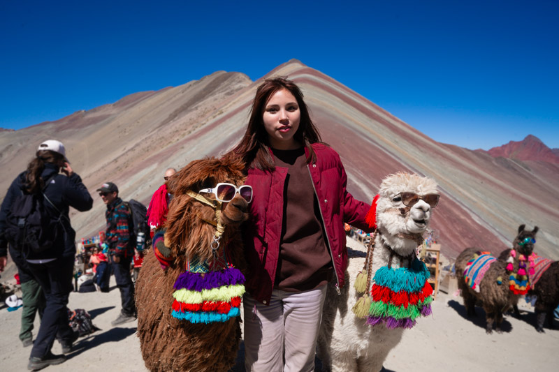 Turista en la Montaña de Colores