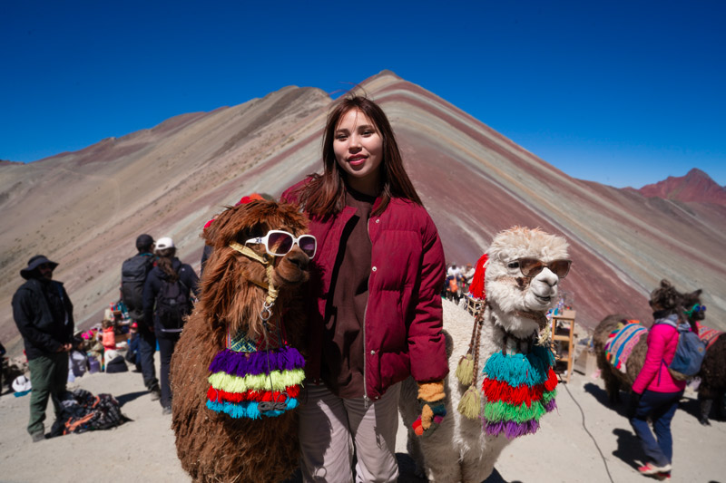 Turista en la Montaña de Colores