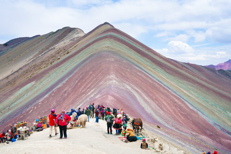 Turistas en la Montaña de Colores