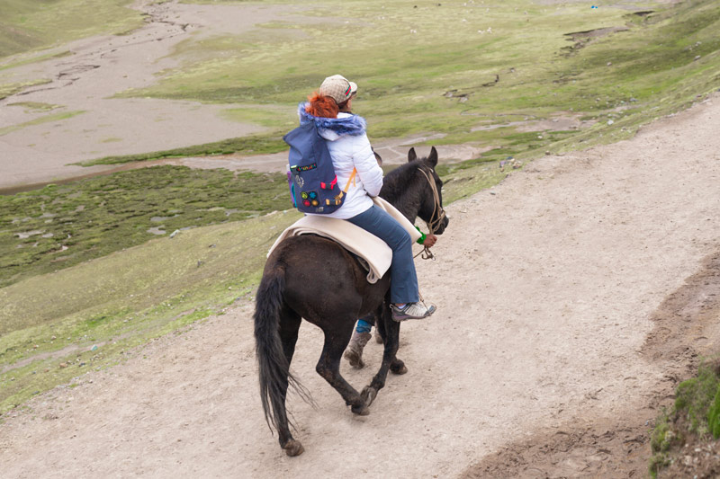 Turista rumbo a la Montaña de Colores
