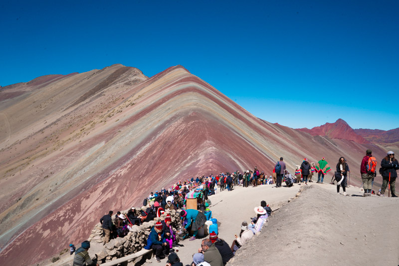 Turistas en la Montaña de Colores
